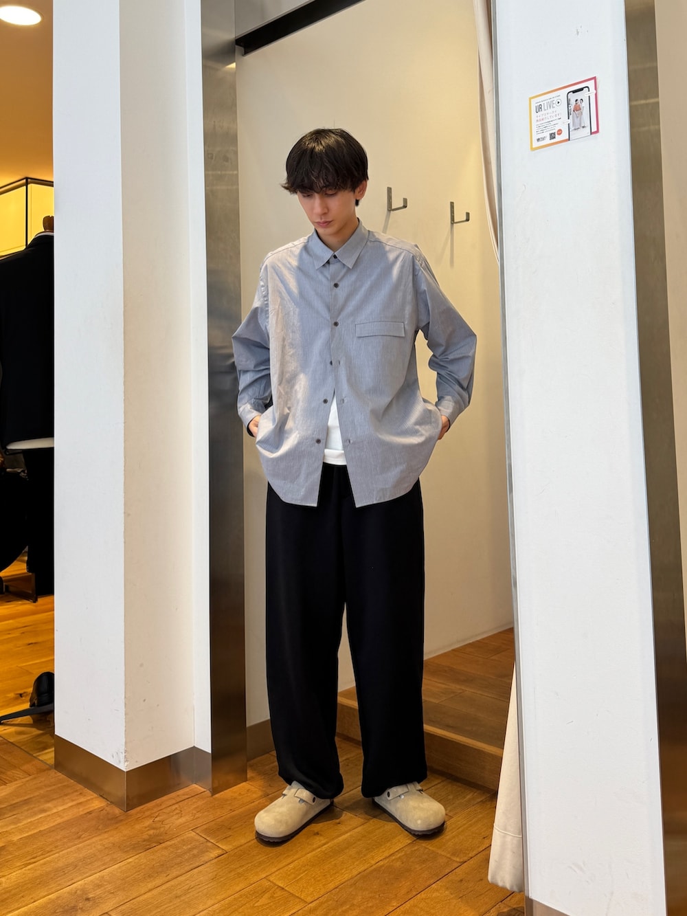 ブルー系のシャツ/ブラウス、ブラック系のその他パンツ、パープル系のサンダルを着用したメンズの秋コーディネートの2枚目の写真