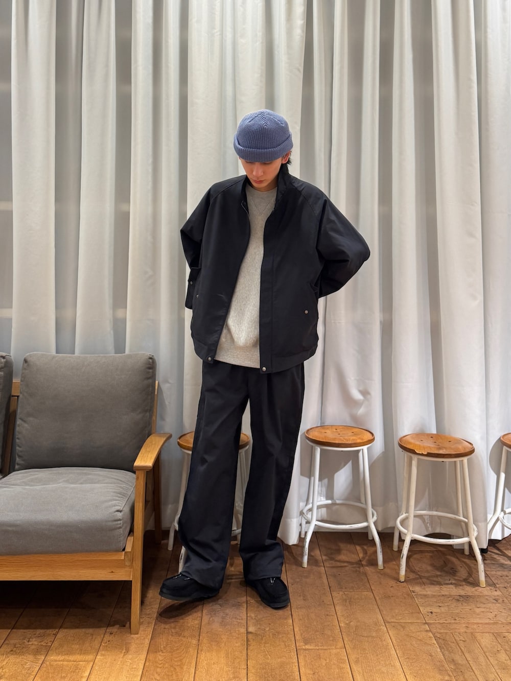 ブルー系のブルゾン、ブラック系のその他パンツ、グレー系のスウェットを着用したメンズの冬コーディネートの4枚目の写真