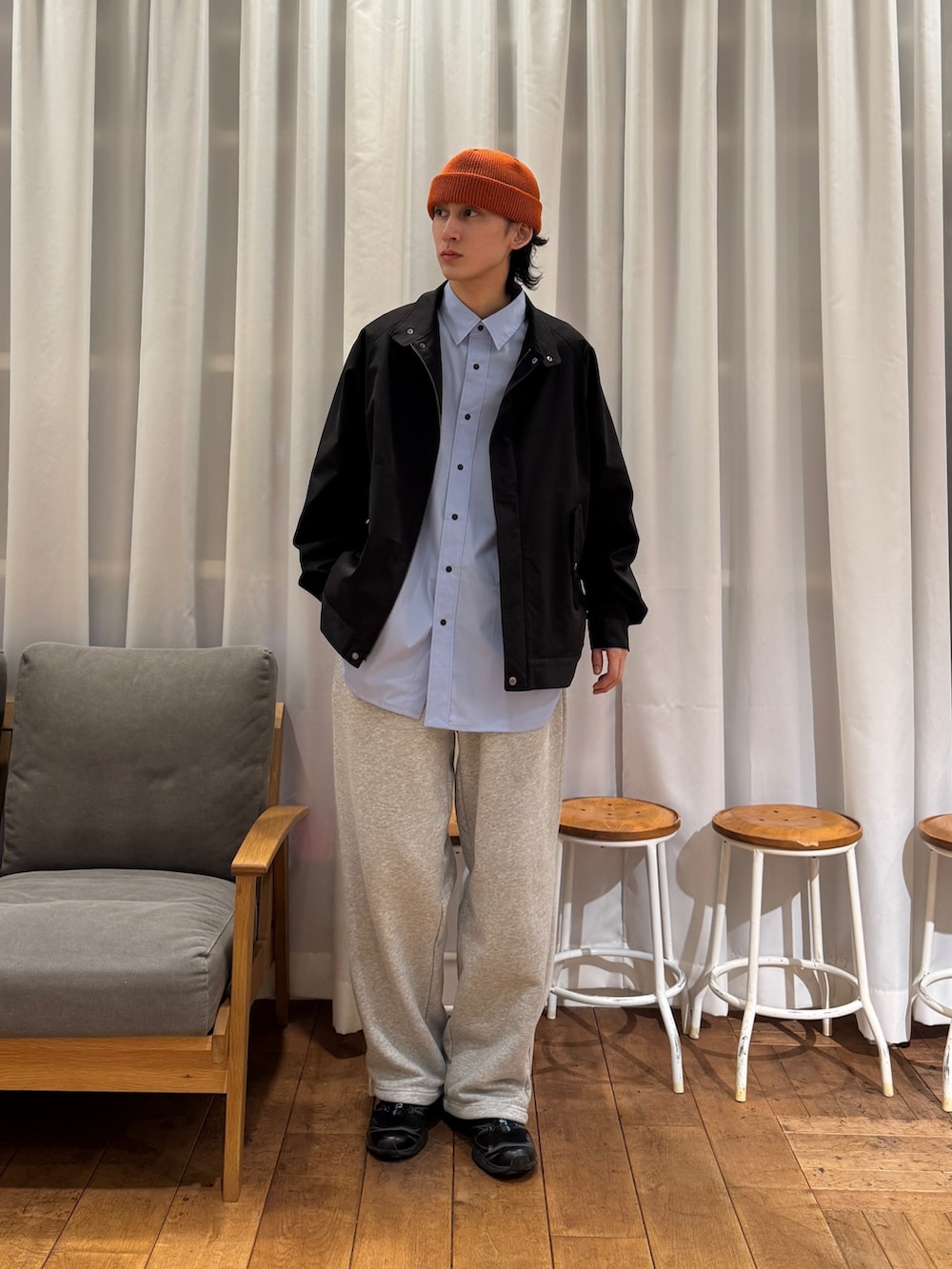 ブラック系のブルゾン、ブルー系のシャツ/ブラウス、グレー系のその他パンツを着用したメンズの冬コーディネートの5枚目の写真