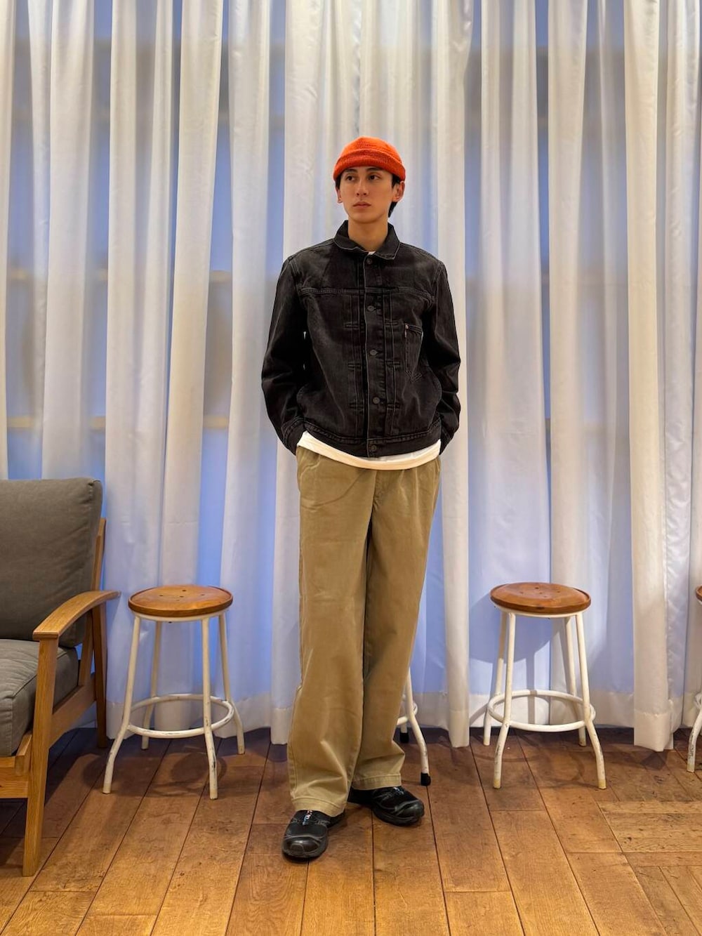 ベージュ系のその他パンツ、ホワイト系のTシャツ/カットソー、ブラック系のスニーカーを着用したメンズの春コーディネートの4枚目の写真