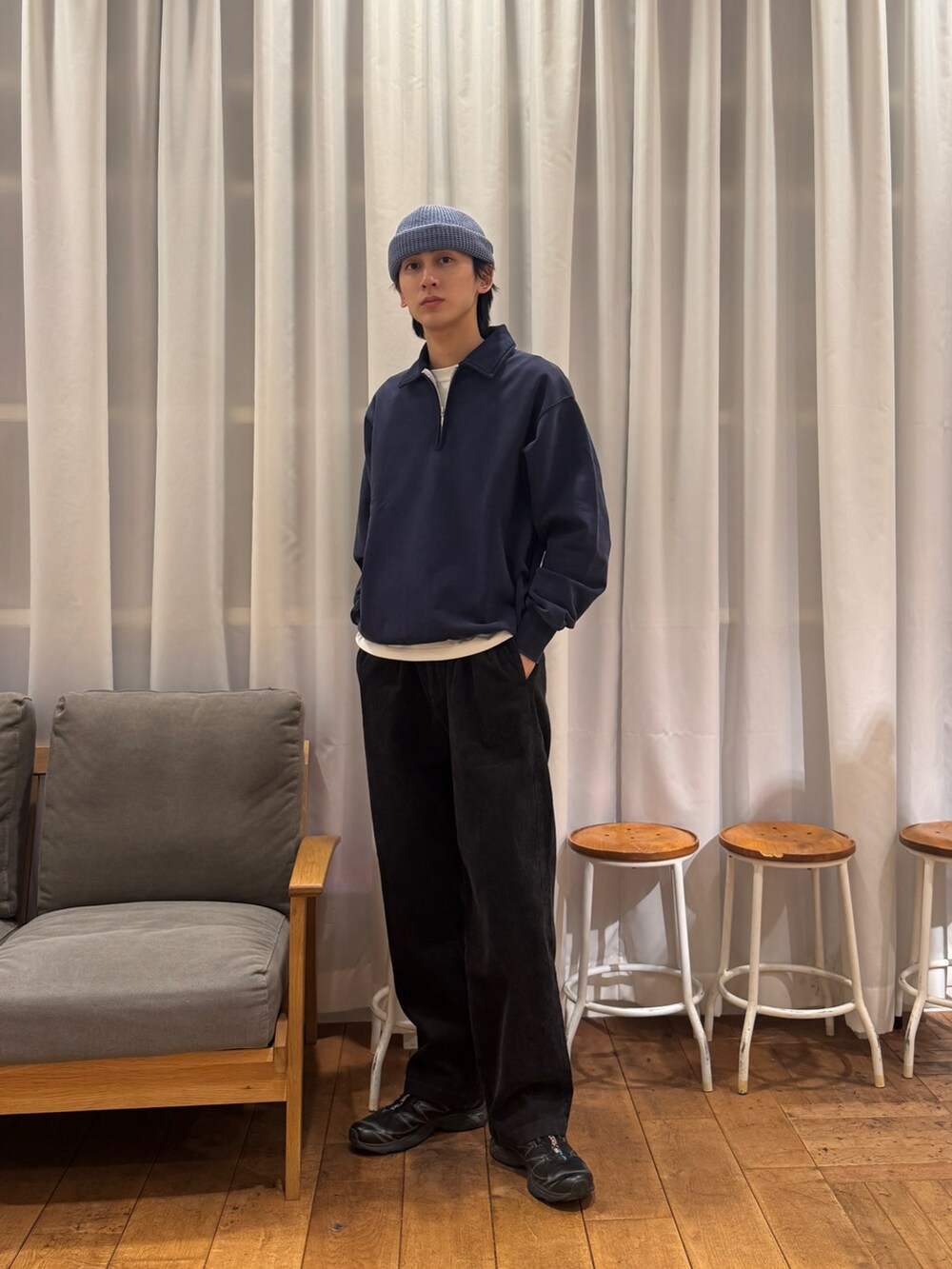 ブルー系のスウェット、ホワイト系のTシャツ/カットソー、ブラック系のスニーカーを着用したメンズの冬コーディネートの2枚目の写真