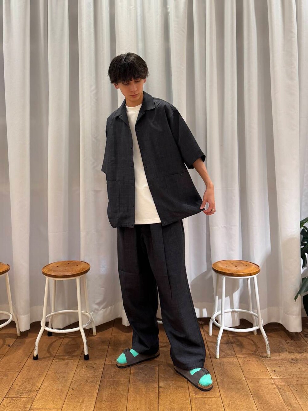 ホワイト系のTシャツ/カットソー、グレー系のサンダル、グレー系のその他パンツを着用したメンズの夏コーディネートの2枚目の写真