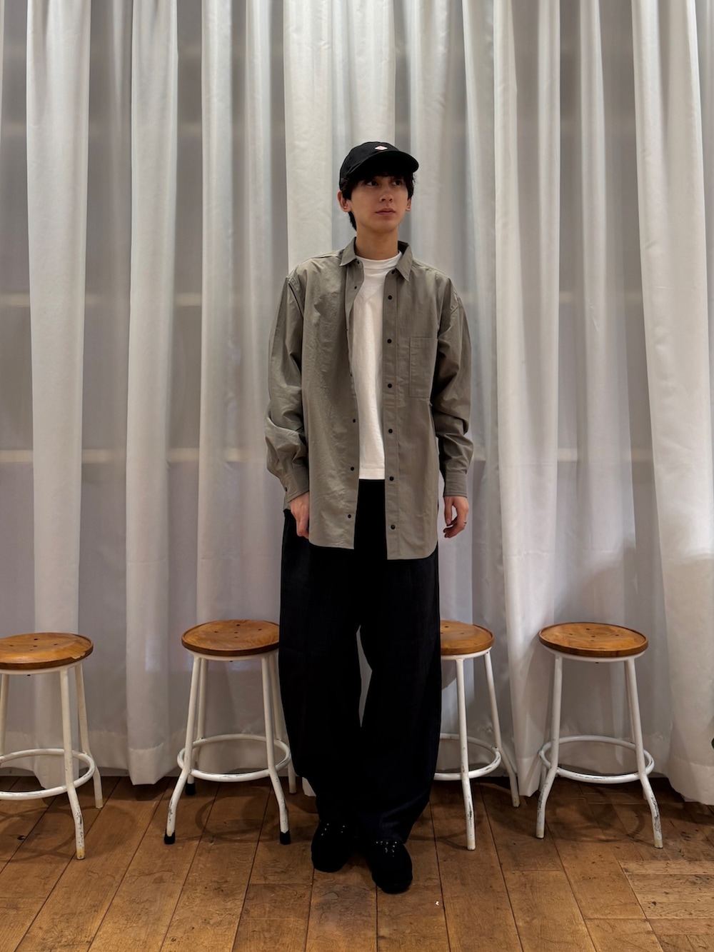 ベージュ系のシャツ/ブラウス、グレー系のその他パンツ、ブラック系のブーツを着用したメンズの秋コーディネートの2枚目の写真