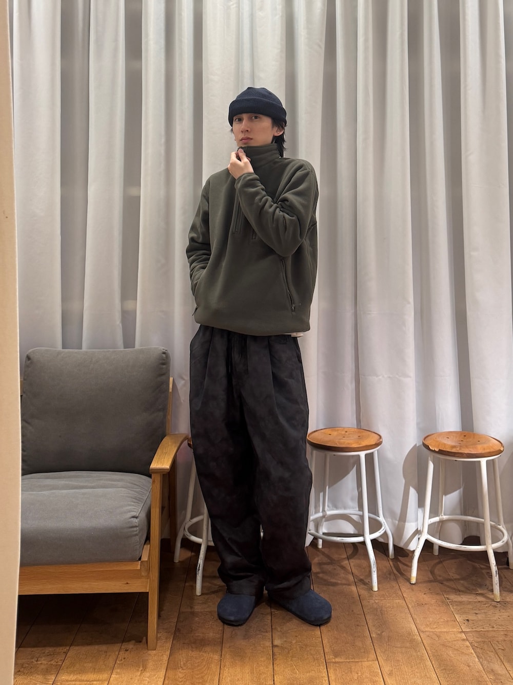 グリーン系のその他トップス、ホワイト系のTシャツ/カットソー、ブラック系のその他パンツを着用したメンズの冬コーディネートの4枚目の写真