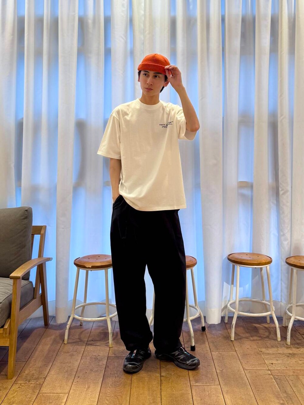 「urbanresearchdoors、ビーニー、アーバンリサーチドアーズ、newarrival、doors、EKAL、salomon、メンズスニーカー、tgf、暮らしを楽しむ」｜「URBAN RESEARCH DOORSのSSロールワッチ（ニットキャップ/ビーニー、オレンジ系）」を使った、Imuさん（メンズ・177cm）の春コーディネートの2枚目の写真