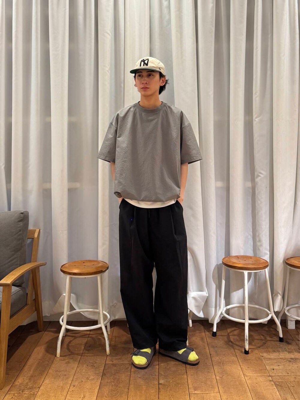 ホワイト系のタンクトップ、ブラック系のその他パンツ、グレー系のTシャツ/カットソーを着用したメンズの夏コーディネートの2枚目の写真