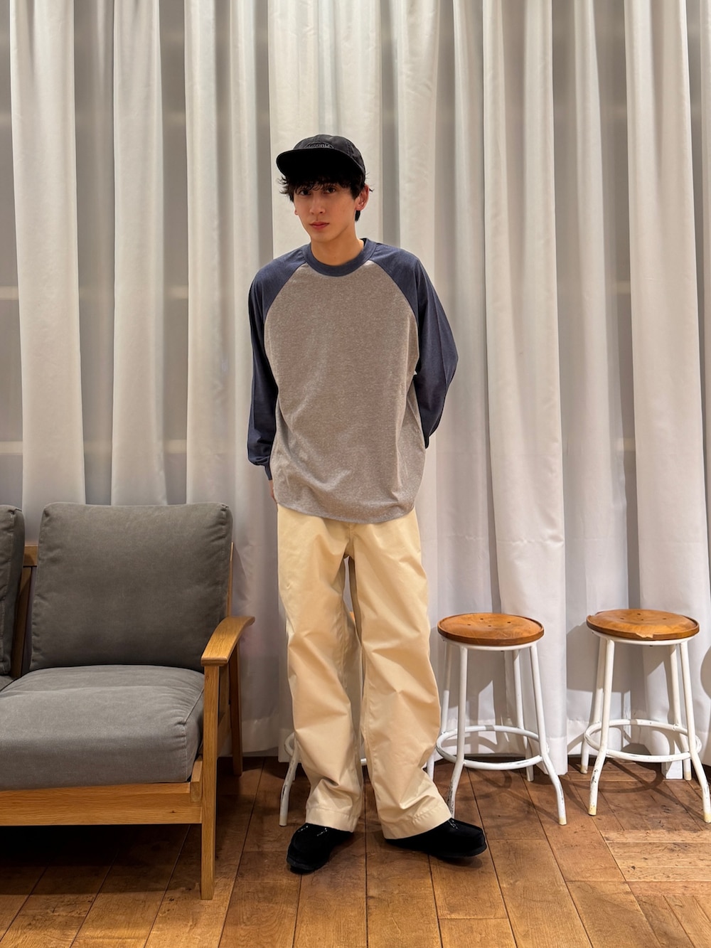 ブルー系のTシャツ/カットソー、ホワイト系のその他パンツ、ブラック系のブーツを着用したメンズの冬コーディネートの5枚目の写真