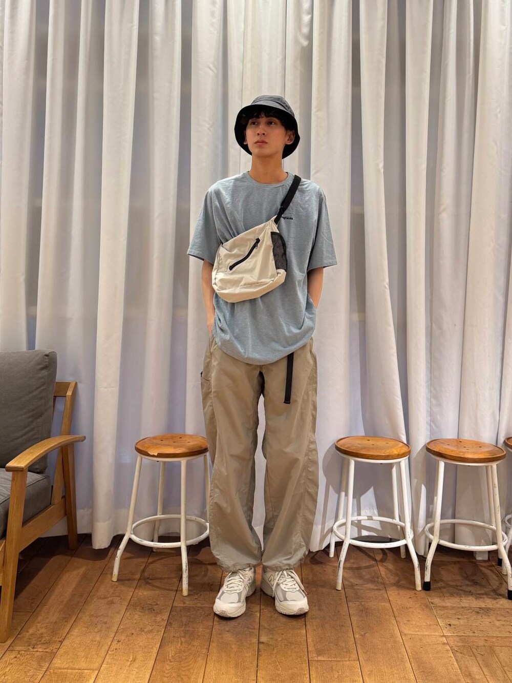 「カジュアル、urbanresearchdoors、Patagonia、ハット、アーバンリサーチドアーズ、休日コーデ、newarrival、doors、撥水、newbalance、防水、メンズスニーカー、暮らしを楽しむ、barap」｜「BURLAP OUTFITTERの『別注』BURLAP OUTFITTER×DOORS　Supplex Nylon Pants（その他パンツ、ベージュ系）」を使った、Imuさん（メンズ・177cm）の春コーディネートの2枚目の写真