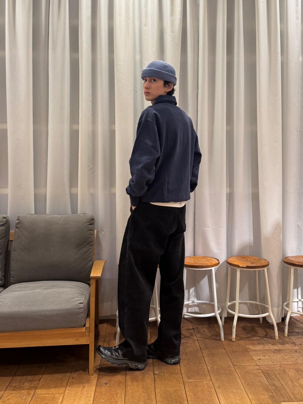 ブルー系のスウェット、ホワイト系のTシャツ/カットソー、ブラック系のスニーカーを着用したメンズの冬コーディネートの4枚目の写真