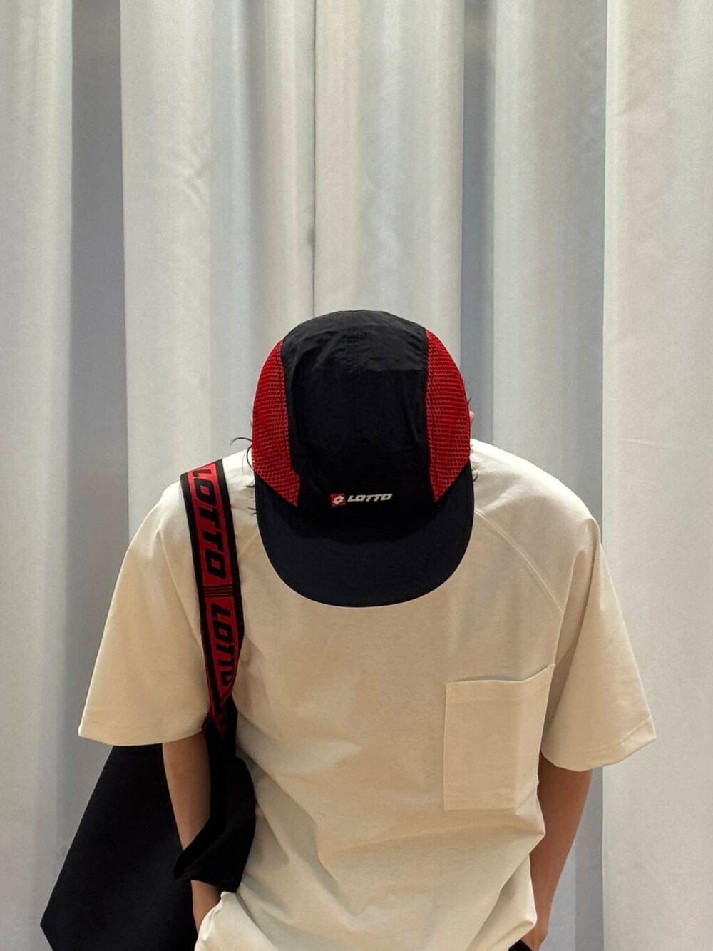 ホワイト系のTシャツ/カットソー、ブラック系のスニーカー、ブラック系のトートバッグを着用したメンズの夏コーディネートの7枚目の写真