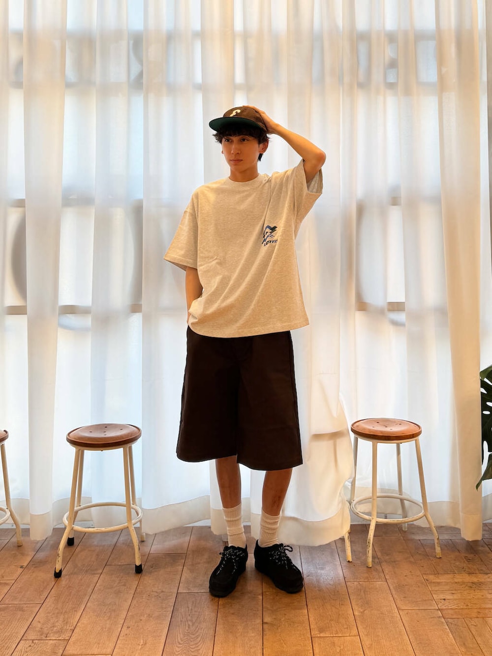 ブラック系のブーツ、グレー系のTシャツ/カットソー、ブラウン系のその他パンツを着用したメンズの夏コーディネートの4枚目の写真