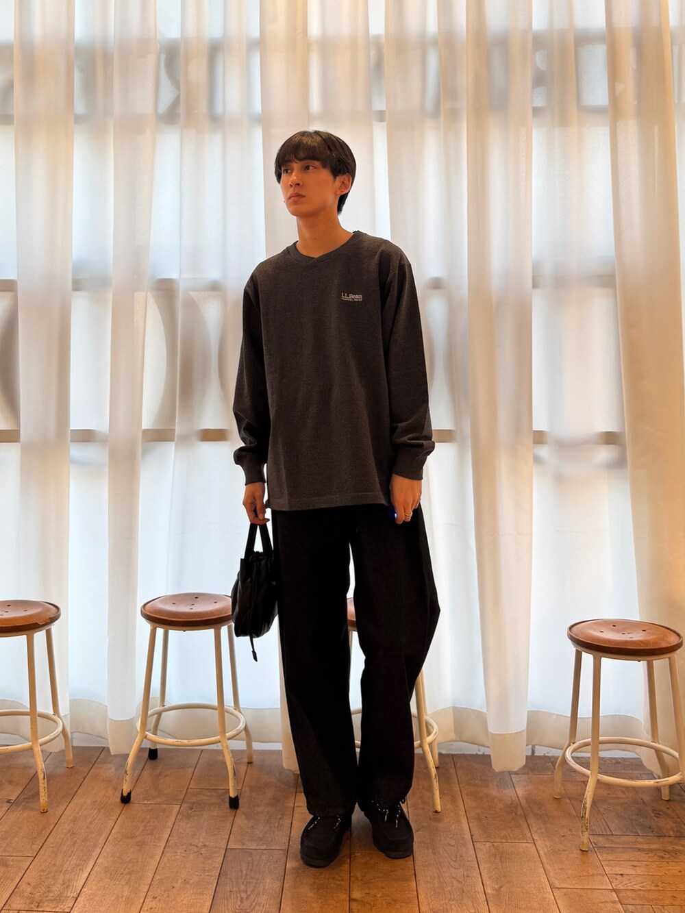 グレー系のTシャツ/カットソー、ブラック系のデニムパンツ、ブラック系のブーツを着用したメンズの秋コーディネートの5枚目の写真