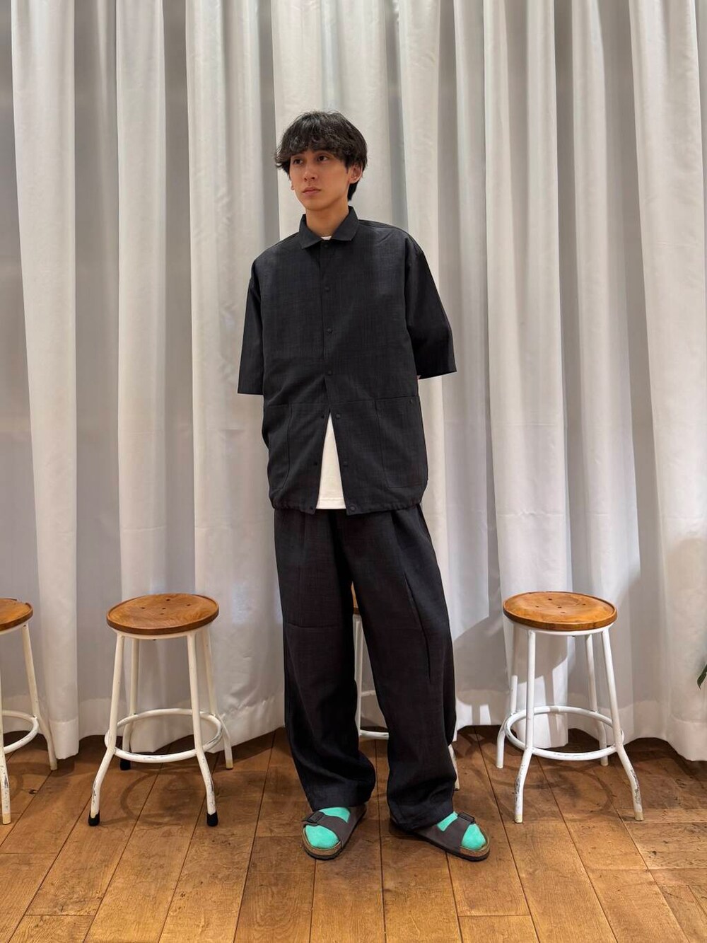 ホワイト系のTシャツ/カットソー、グレー系のサンダル、グレー系のその他パンツを着用したメンズの夏コーディネートの6枚目の写真