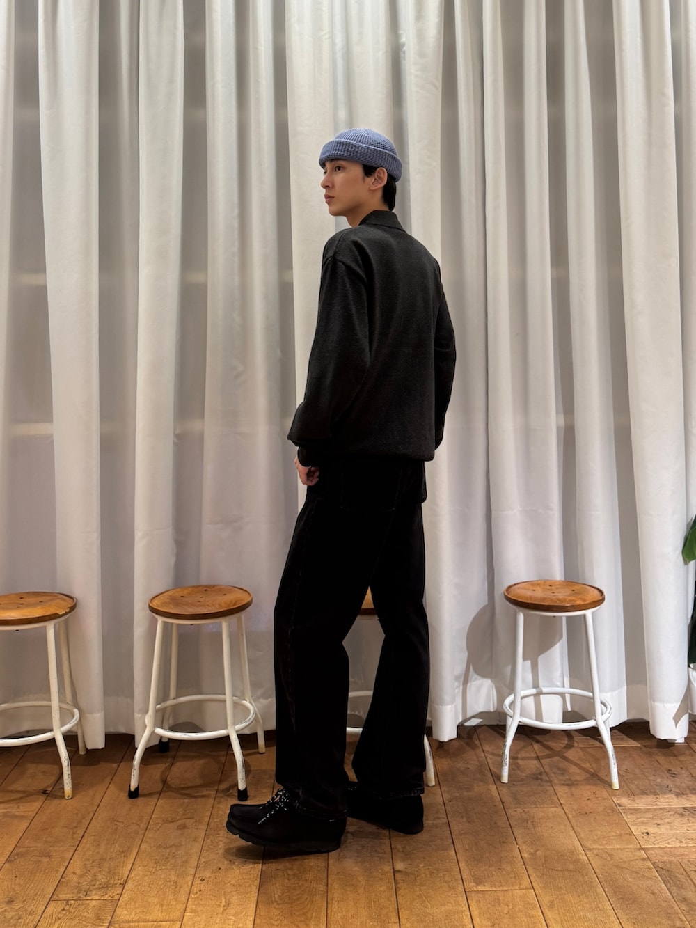 グレー系のカーディガン/ボレロ、ブラック系のデニムパンツ、ブラック系のブーツを着用したメンズの秋コーディネートの3枚目の写真
