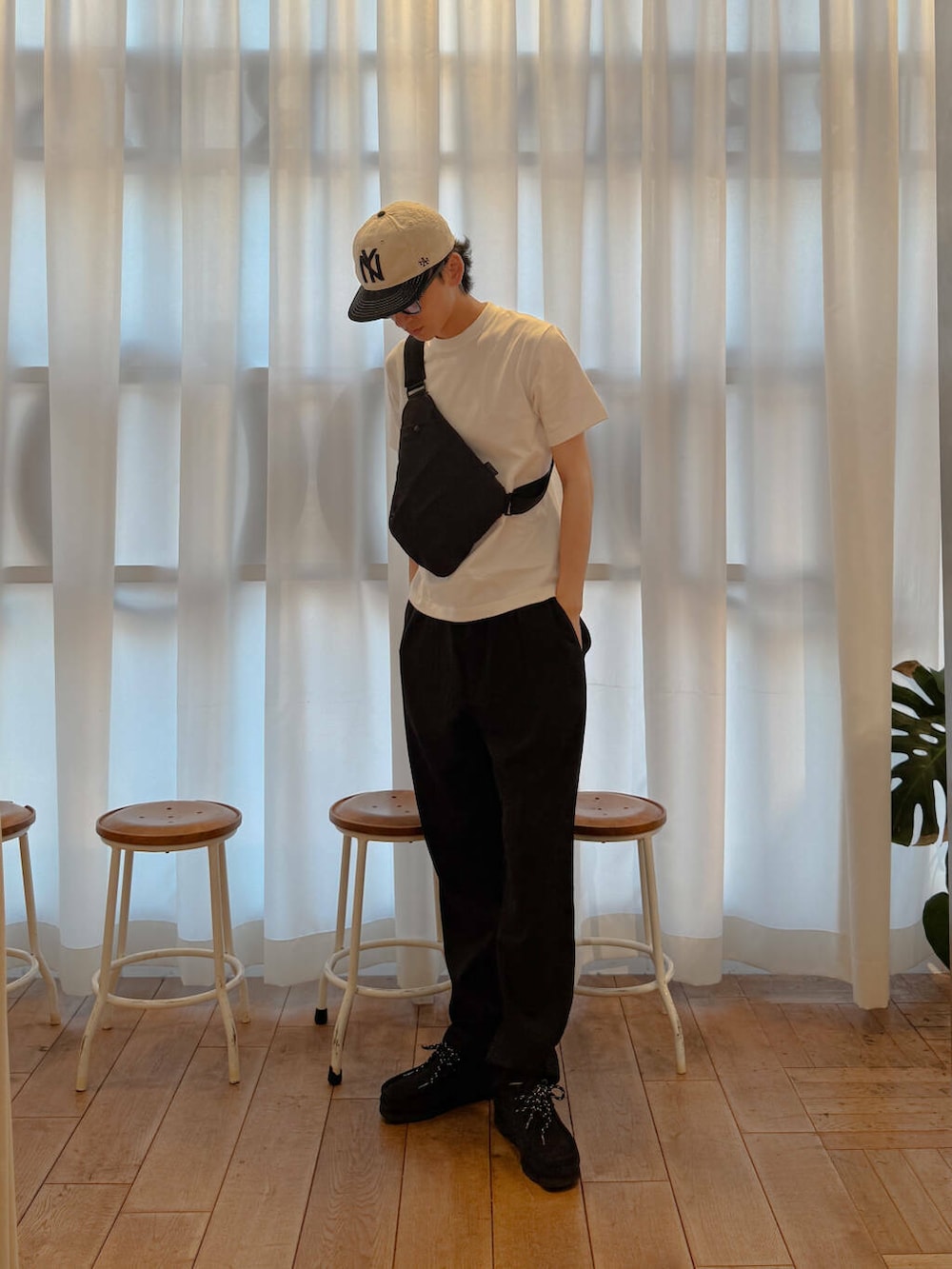 ブラック系のブーツ、ブラック系のショルダーバッグ、ブラック系のその他パンツを着用したメンズの夏コーディネートの3枚目の写真