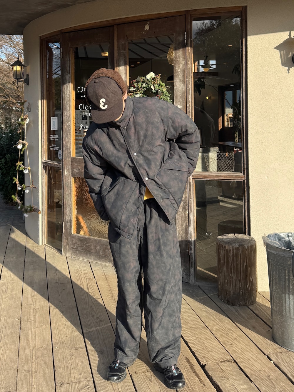 ブラック系のダウンジャケット/コート、ブラック系のその他パンツ、ブラック系のスニーカーを着用したメンズの冬コーディネートの4枚目の写真