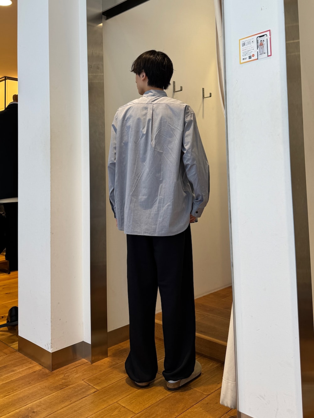 ブルー系のシャツ/ブラウス、ブラック系のその他パンツ、パープル系のサンダルを着用したメンズの秋コーディネートの4枚目の写真