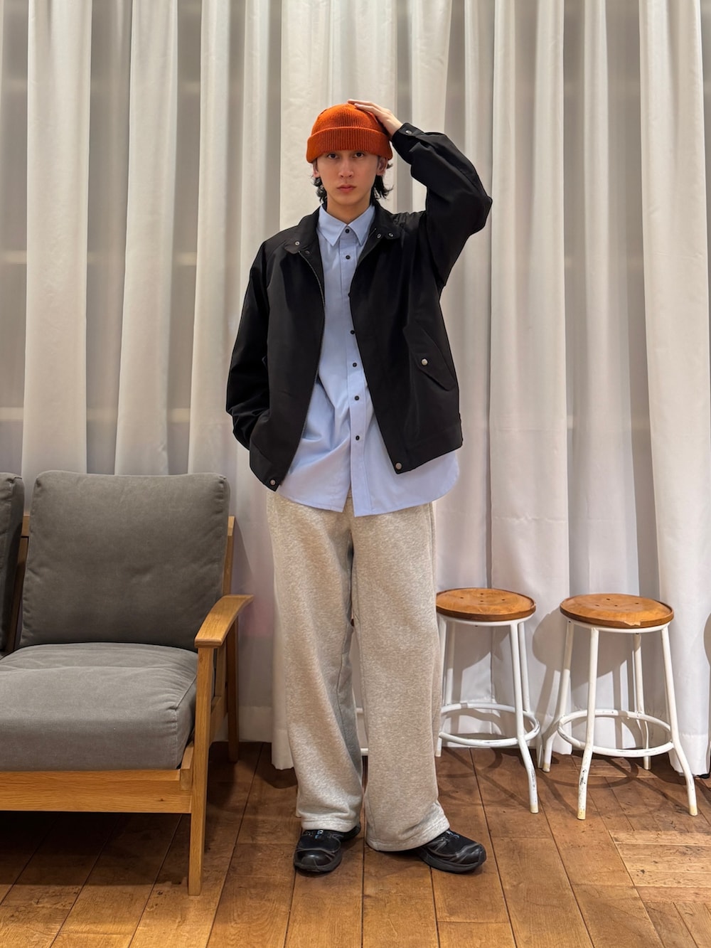 ブラック系のブルゾン、ブルー系のシャツ/ブラウス、グレー系のその他パンツを着用したメンズの冬コーディネートの2枚目の写真