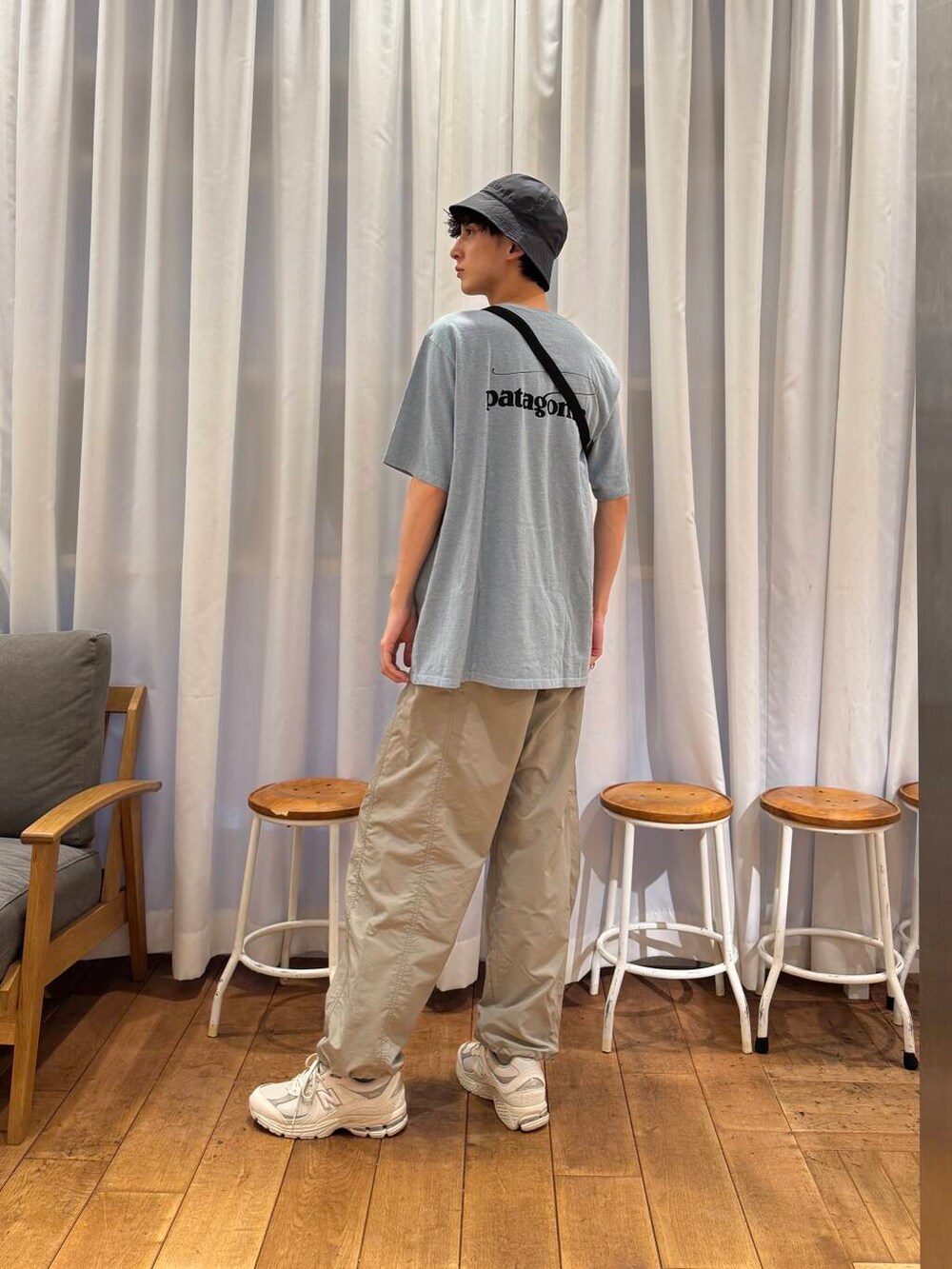 「カジュアル、urbanresearchdoors、Patagonia、ハット、アーバンリサーチドアーズ、休日コーデ、newarrival、doors、撥水、newbalance、防水、メンズスニーカー、暮らしを楽しむ、barap」｜「BURLAP OUTFITTERの『別注』BURLAP OUTFITTER×DOORS　Supplex Nylon Pants（その他パンツ、ベージュ系）」を使った、Imuさん（メンズ・177cm）の春コーディネートの5枚目の写真