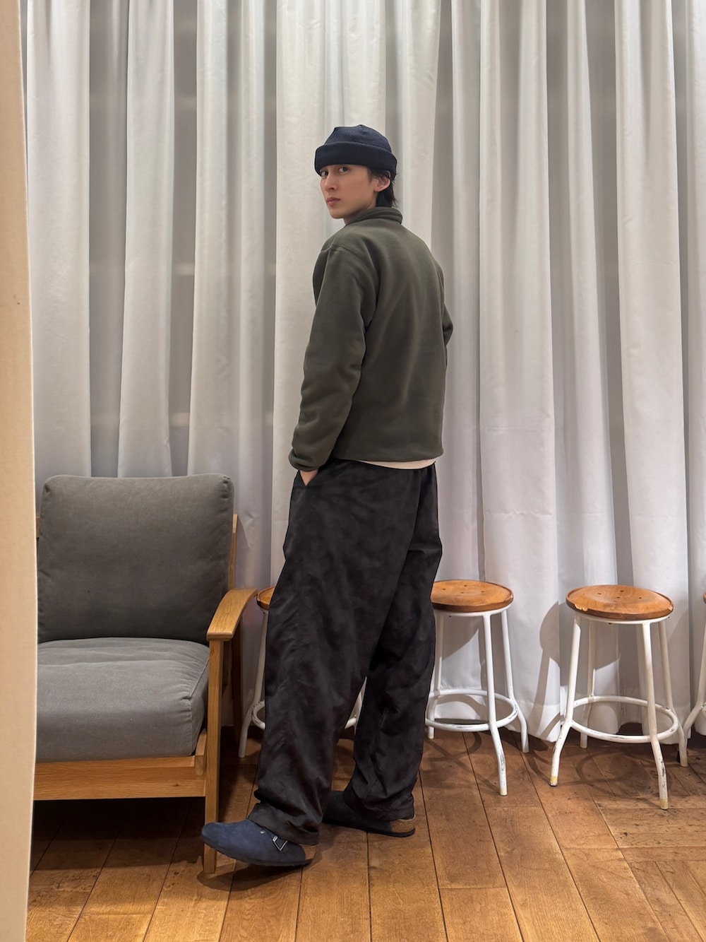 グリーン系のその他トップス、ホワイト系のTシャツ/カットソー、ブラック系のその他パンツを着用したメンズの冬コーディネートの3枚目の写真