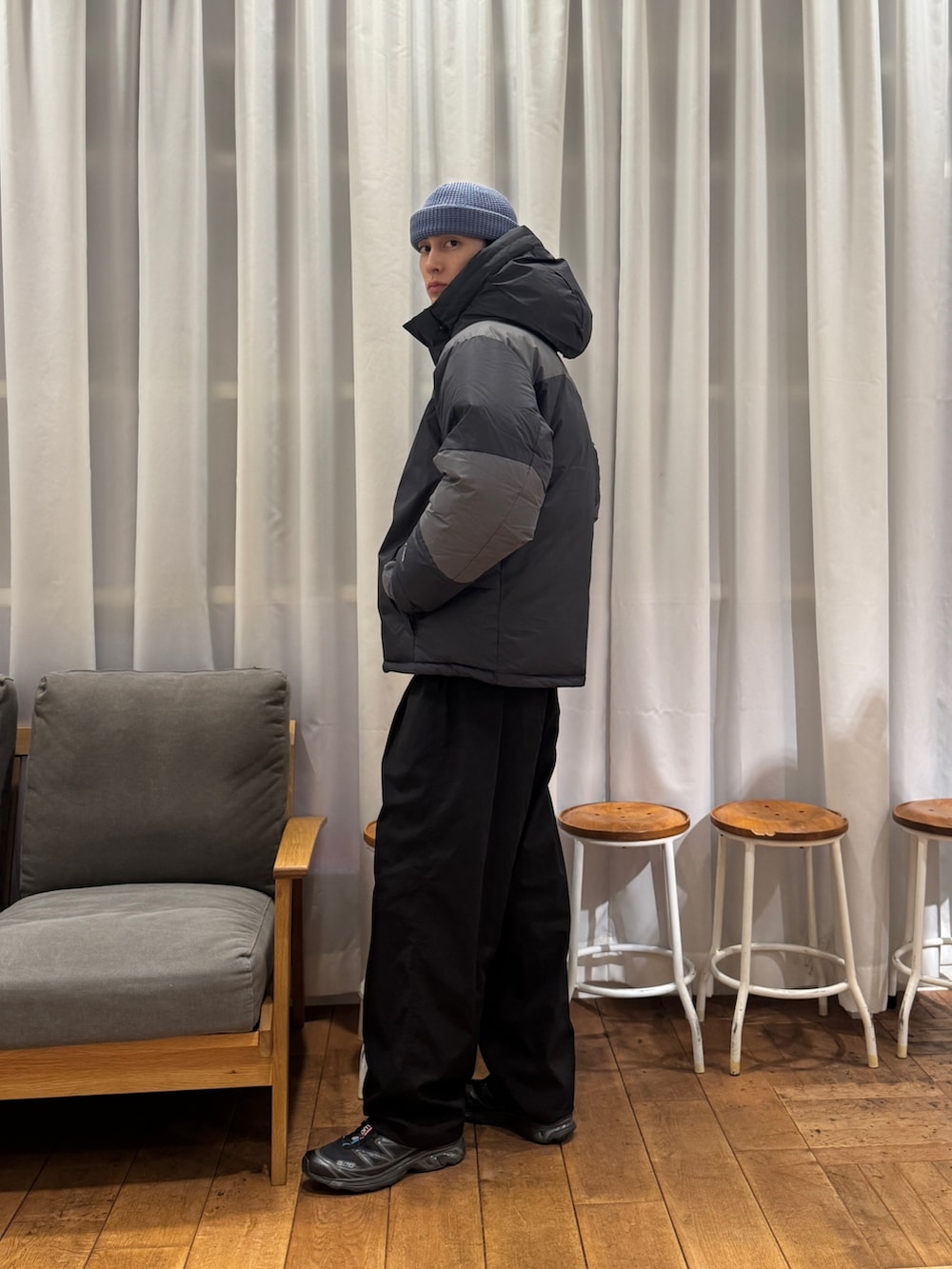 ベージュ系のニット/セーター、ホワイト系のTシャツ/カットソー、ブラック系のスニーカーを着用したメンズの冬コーディネートの4枚目の写真