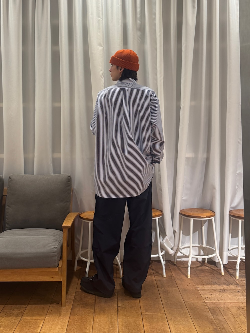 ブルー系のシャツ/ブラウス、ホワイト系のTシャツ/カットソー、ブラック系のブーツを着用したメンズの冬コーディネートの3枚目の写真