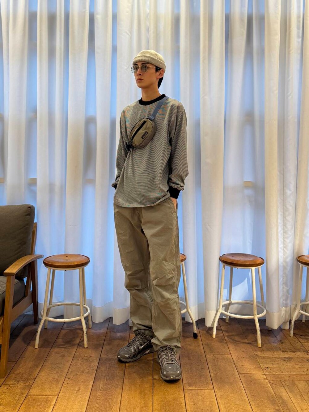 ベージュ系のその他パンツ、ブラック系のTシャツ/カットソー、グレー系のニットキャップ/ビーニーを着用したメンズの春コーディネートの4枚目の写真