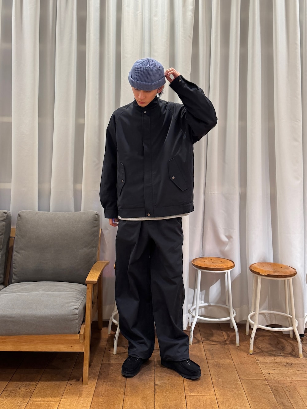 ブルー系のブルゾン、ブラック系のその他パンツ、グレー系のスウェットを着用したメンズの冬コーディネートの2枚目の写真