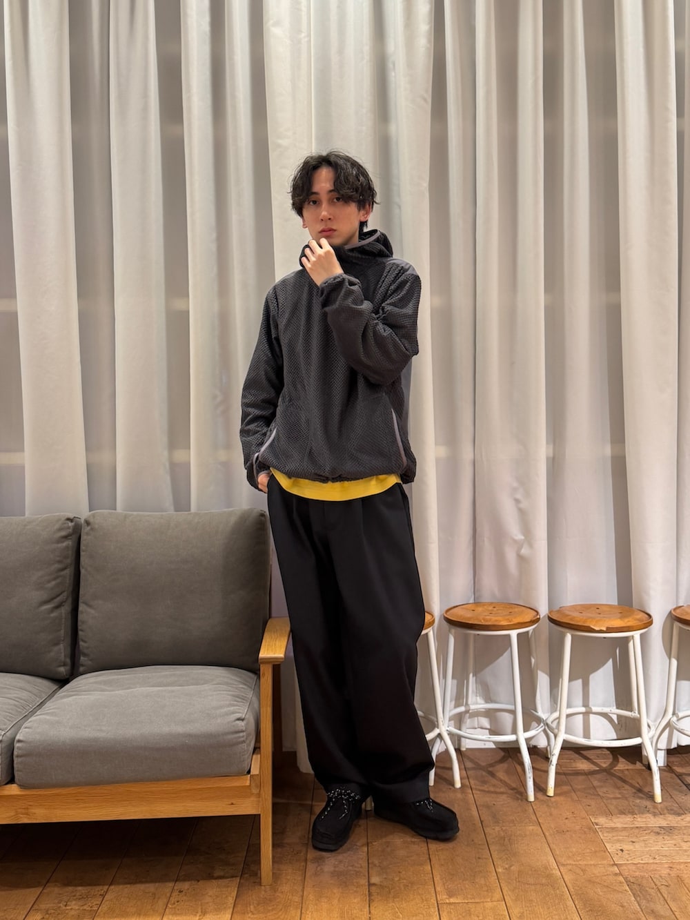 グレー系のパーカー、イエロー系のTシャツ/カットソー、ブルー系のその他パンツを着用したメンズの春コーディネートの4枚目の写真