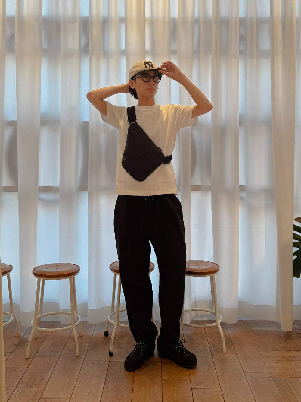 ブラック系のブーツ、ブラック系のショルダーバッグ、ブラック系のその他パンツを着用したメンズの夏コーディネートの5枚目の写真