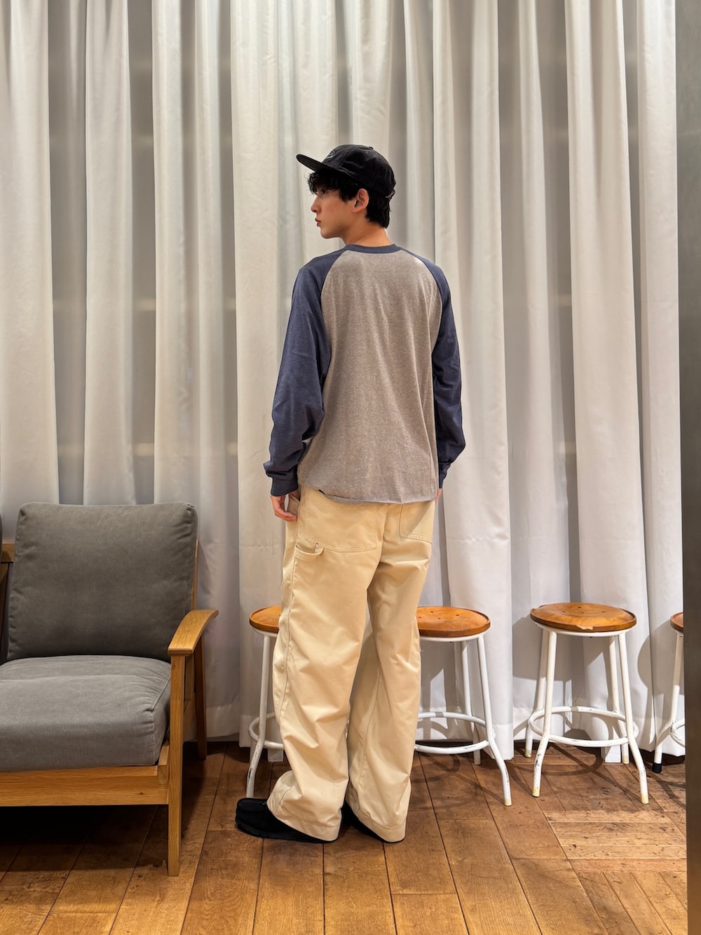 ブルー系のTシャツ/カットソー、ホワイト系のその他パンツ、ブラック系のブーツを着用したメンズの冬コーディネートの3枚目の写真