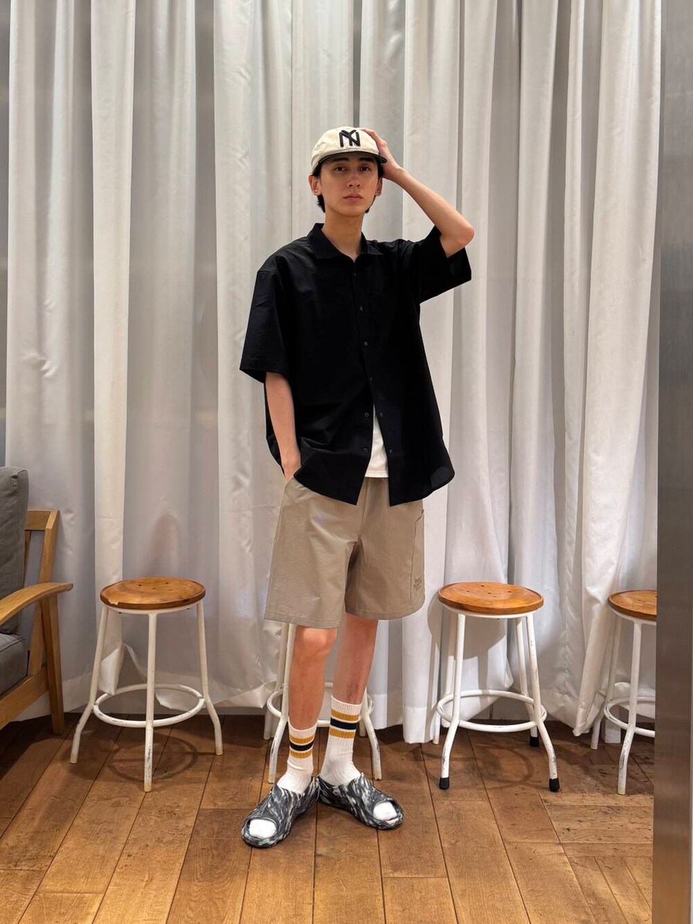 ブラック系のシャツ/ブラウス、ブラック系のサンダル、ベージュ系のその他パンツを着用したメンズの夏コーディネートの6枚目の写真