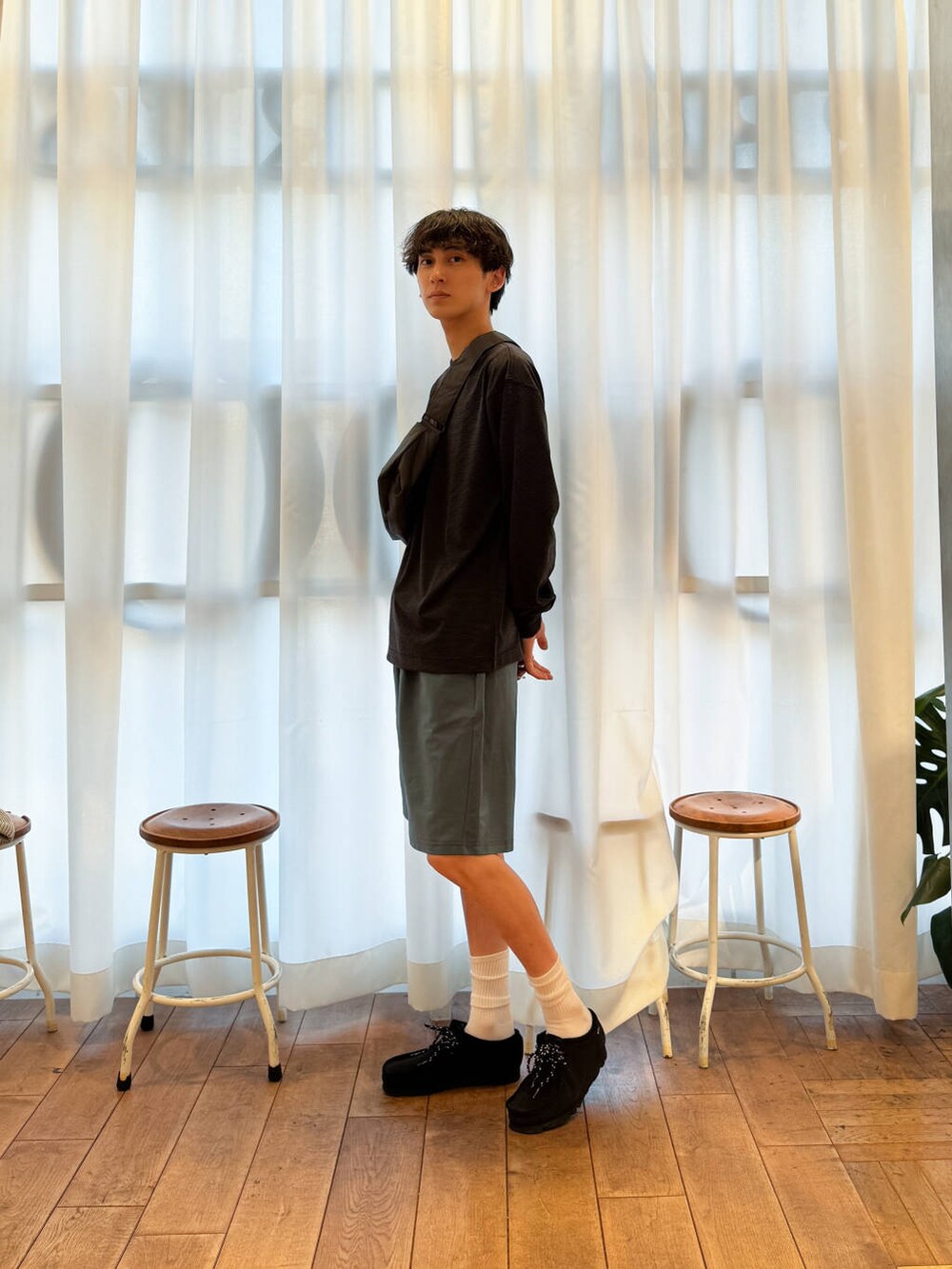 ブラック系のブーツ、ブルー系のその他パンツを着用したメンズの夏コーディネートの4枚目の写真