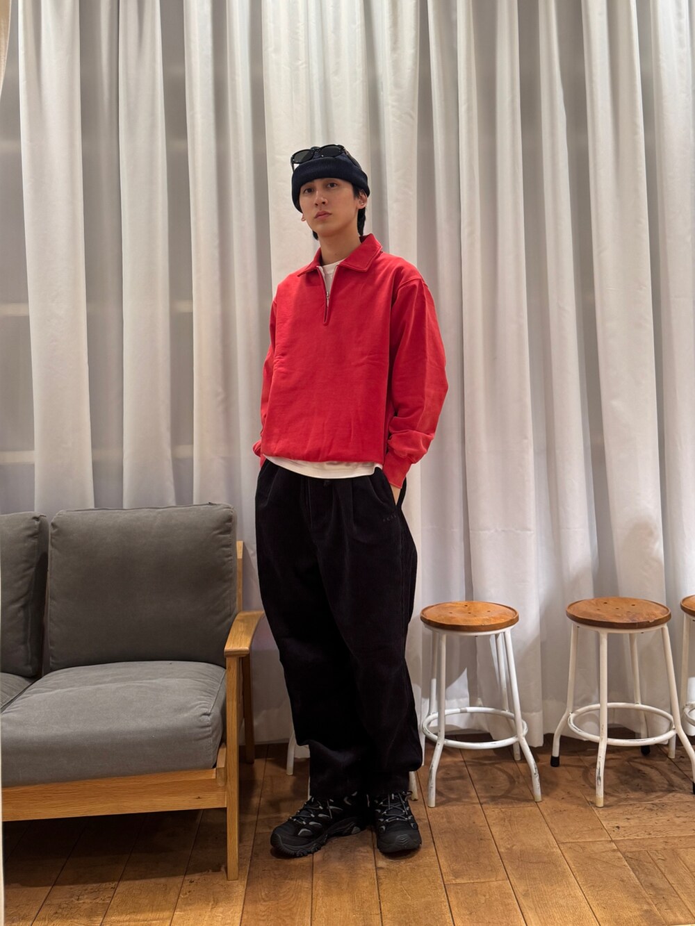 レッド系のスウェット、ホワイト系のTシャツ/カットソー、グレー系のその他パンツを着用したメンズの秋コーディネートの2枚目の写真