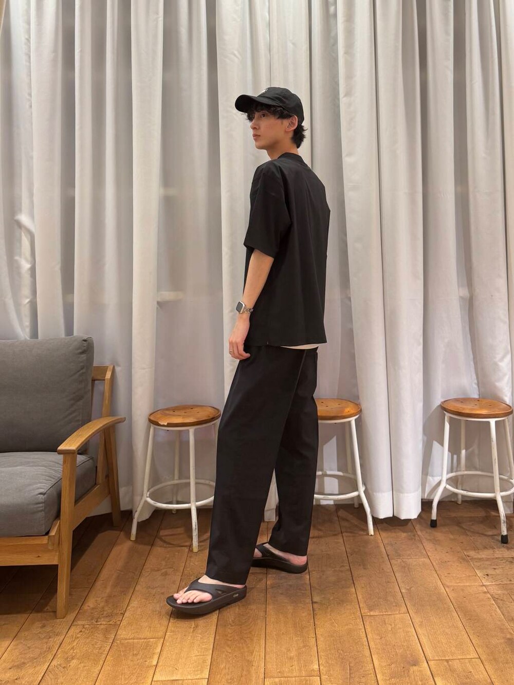 ブラック系のサンダル、ブラック系のTシャツ/カットソー、ブラック系のその他パンツを着用したメンズの夏コーディネートの6枚目の写真