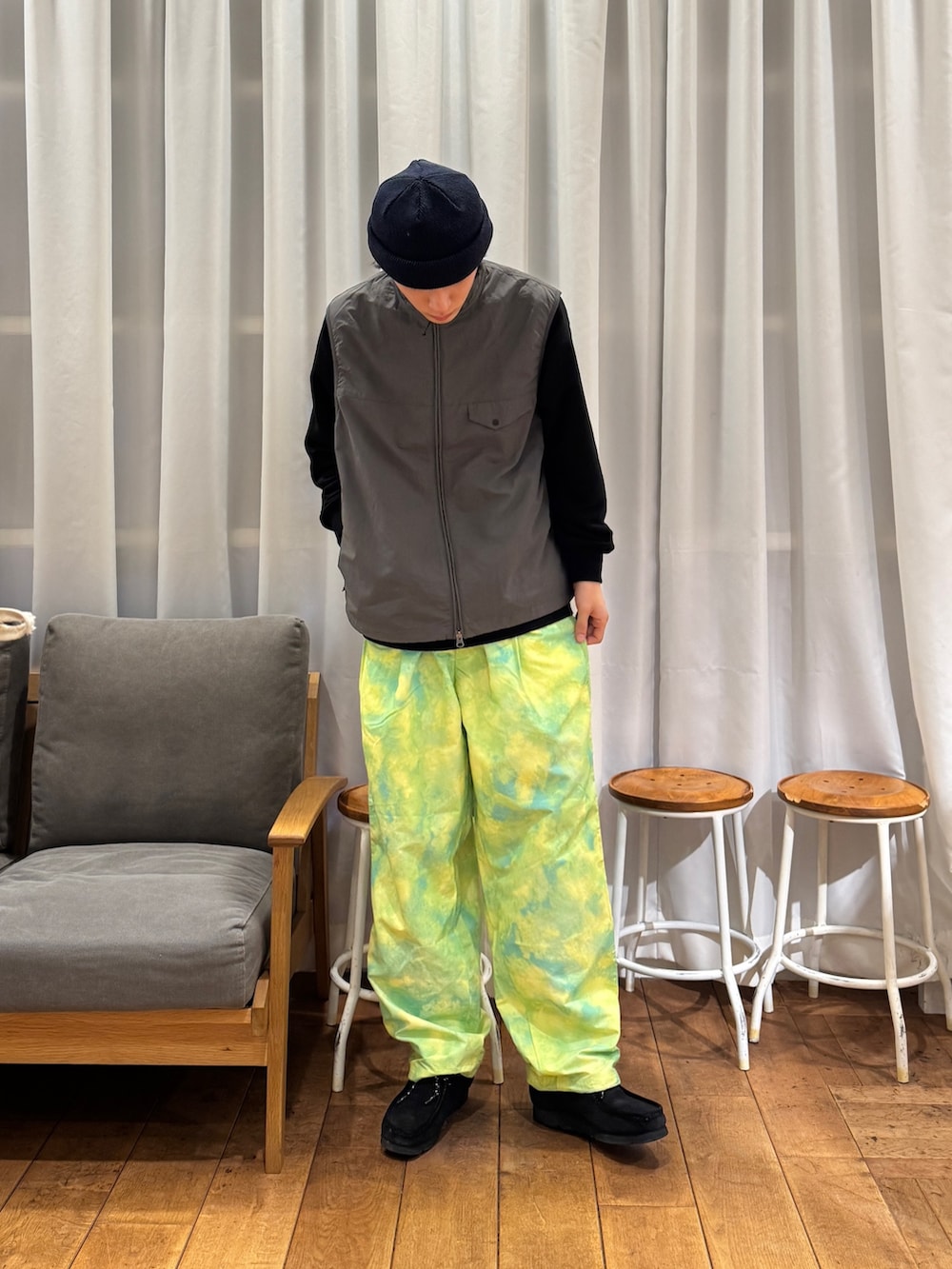 グレー系のナイロンジャケット、ブラック系のスウェット、グリーン系のその他パンツを着用したメンズの冬コーディネートの4枚目の写真