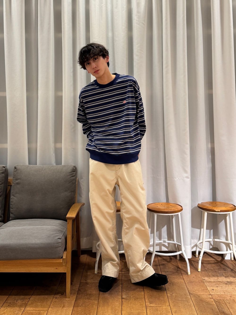 ホワイト系のその他パンツ、ブラック系のブーツ、ブルー系のスウェットを着用したメンズの春コーディネートの3枚目の写真