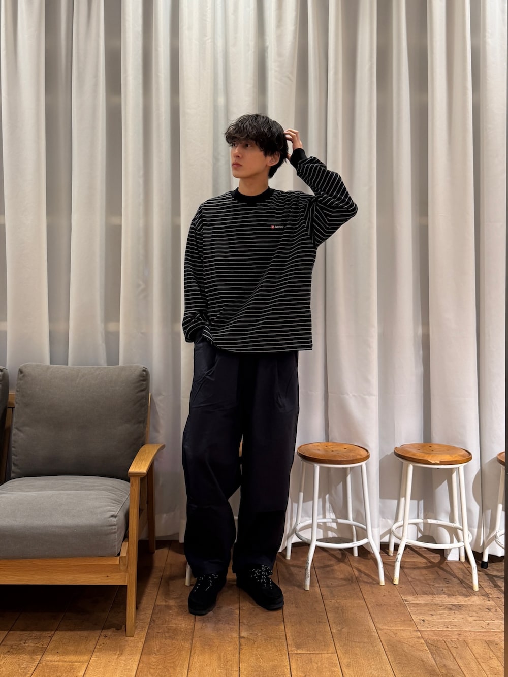 ブラック系のTシャツ/カットソー、ブルー系のその他パンツ、ブラック系のブーツを着用したメンズの冬コーディネートの4枚目の写真