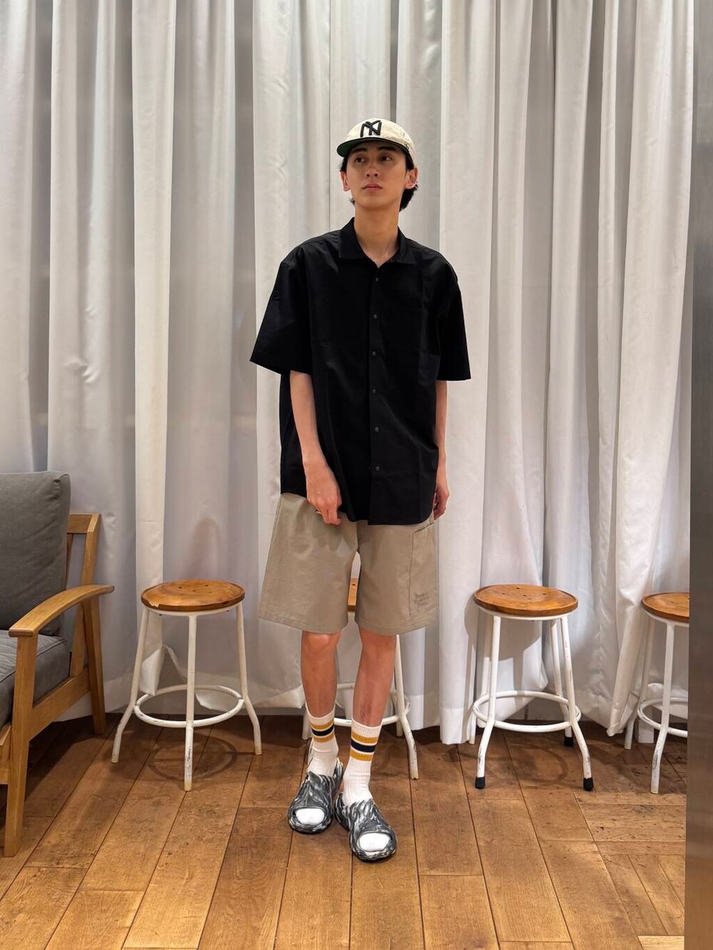 ブラック系のシャツ/ブラウス、ブラック系のサンダル、ベージュ系のその他パンツを着用したメンズの夏コーディネートの4枚目の写真