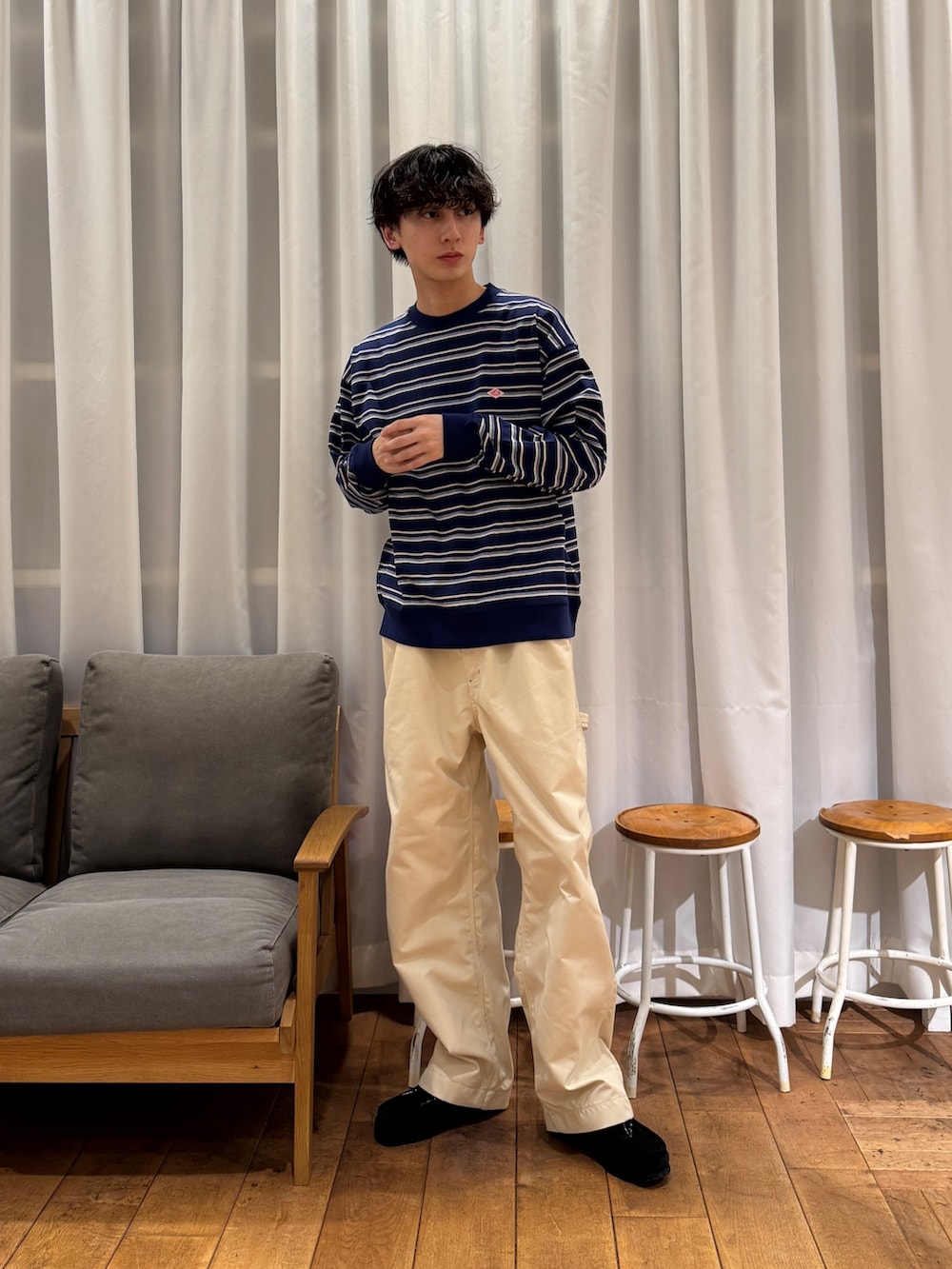 ホワイト系のその他パンツ、ブラック系のブーツ、ブルー系のスウェットを着用したメンズの春コーディネートの6枚目の写真