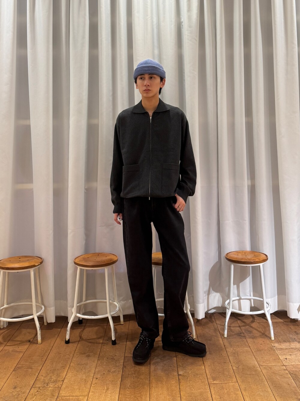 グレー系のカーディガン/ボレロ、ブラック系のデニムパンツ、ブラック系のブーツを着用したメンズの秋コーディネートの5枚目の写真