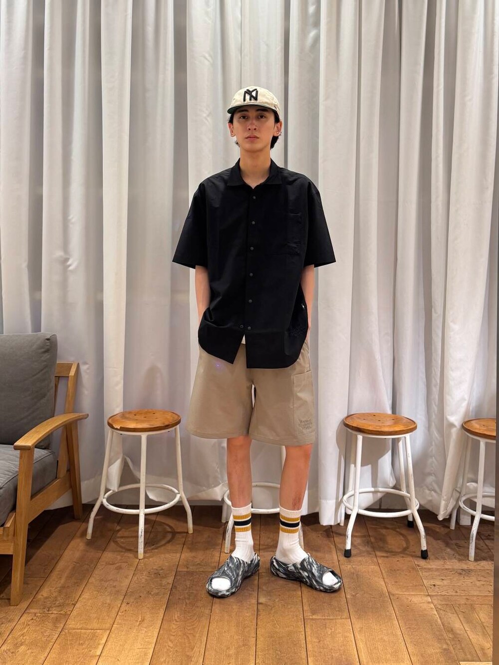 ブラック系のシャツ/ブラウス、ブラック系のサンダル、ベージュ系のその他パンツを着用したメンズの夏コーディネートの7枚目の写真