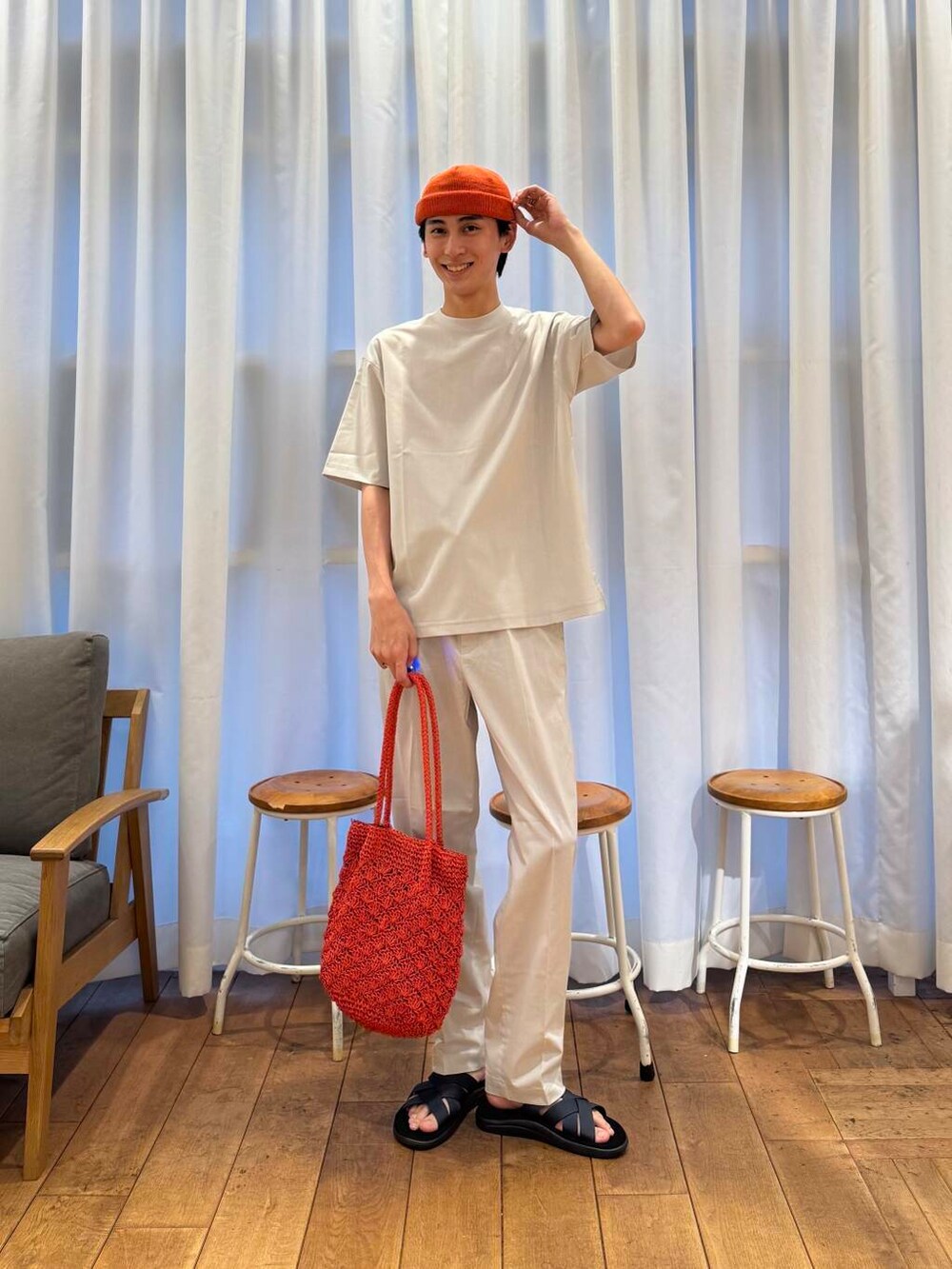 オレンジ系のトートバッグ、グレー系のTシャツ/カットソー、グレー系のその他パンツを着用したメンズの春コーディネートの8枚目の写真