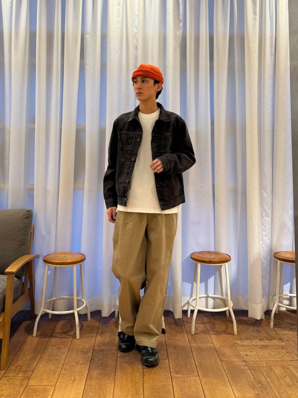 ベージュ系のその他パンツ、ホワイト系のTシャツ/カットソー、ブラック系のスニーカーを着用したメンズの春コーディネートの5枚目の写真