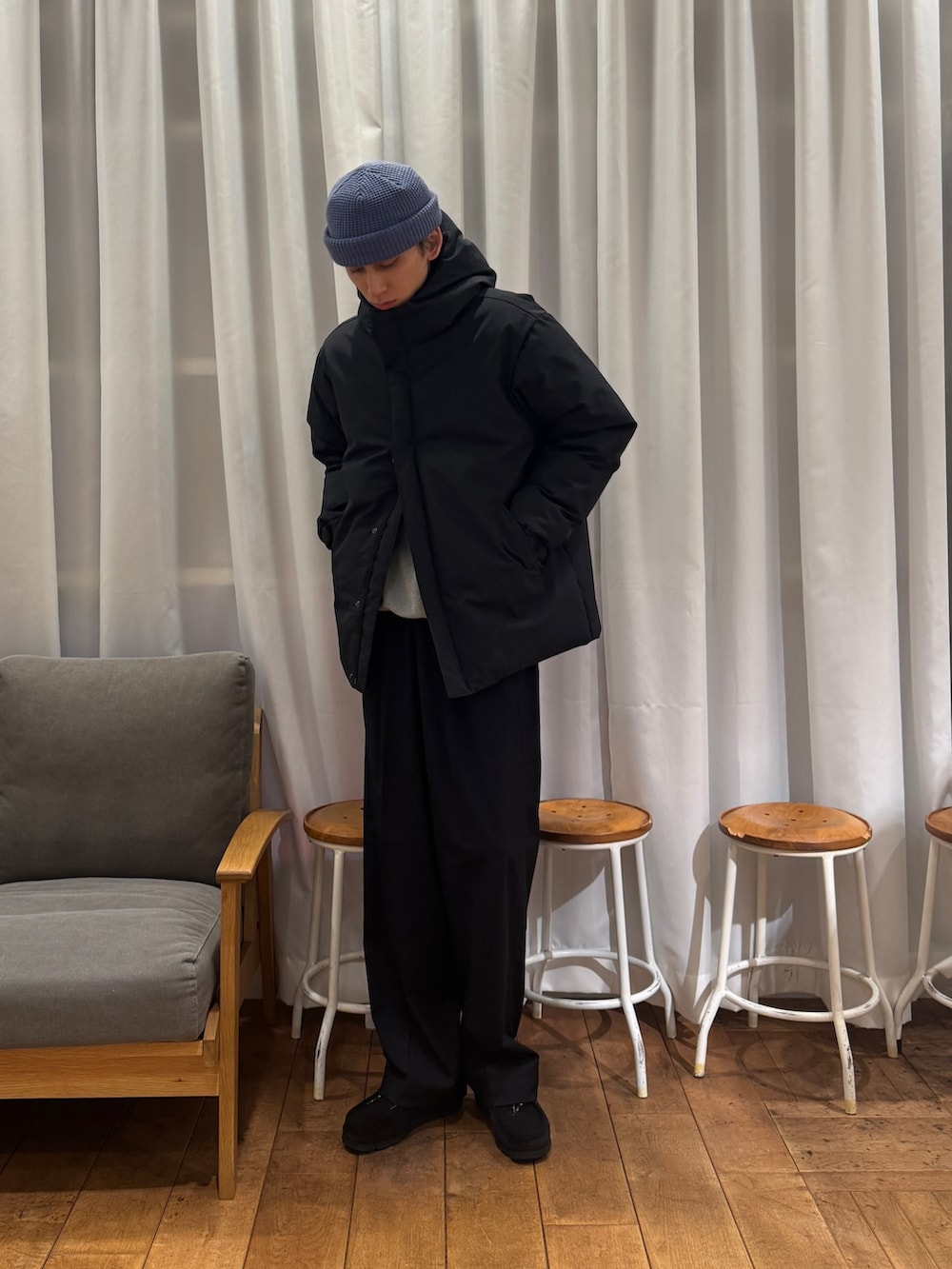 グレー系のダウンジャケット/コート、グレー系のTシャツ/カットソー、ブラック系のその他パンツを着用したメンズの冬コーディネートの2枚目の写真