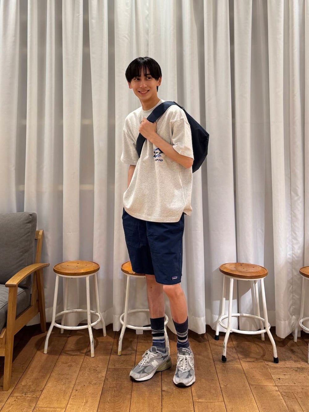 「urbanresearchdoors、Patagonia、スニーカーコーデ、アーバンリサーチドアーズ、newarrival、doors、yakpak、初夏のお出掛けコーデ、暮らしを楽しむ、lotto」｜「YAKPAKの『撥水』『別注』YAKPAK×DOORS　SHOULDER BAG M（ショルダーバッグ、ブルー系）」を使った、Imuさん（メンズ・177cm）の春コーディネートの4枚目の写真