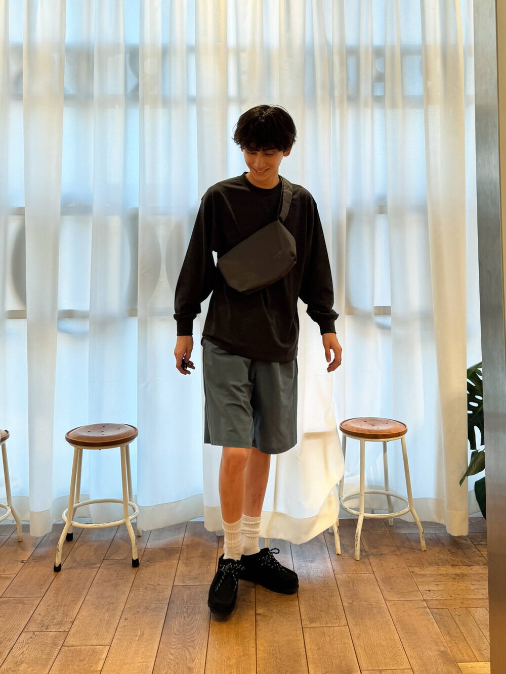 ブラック系のブーツ、ブルー系のその他パンツを着用したメンズの夏コーディネートの2枚目の写真