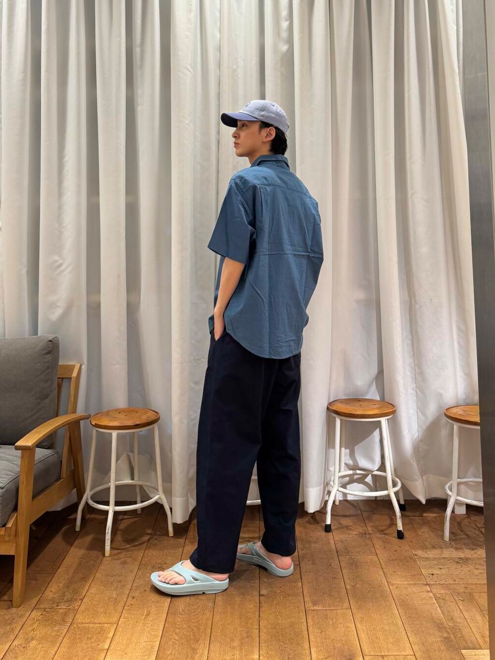 ブルー系のシャツ/ブラウス、ブルー系のサンダル、ホワイト系のタンクトップを着用したメンズの夏コーディネートの5枚目の写真