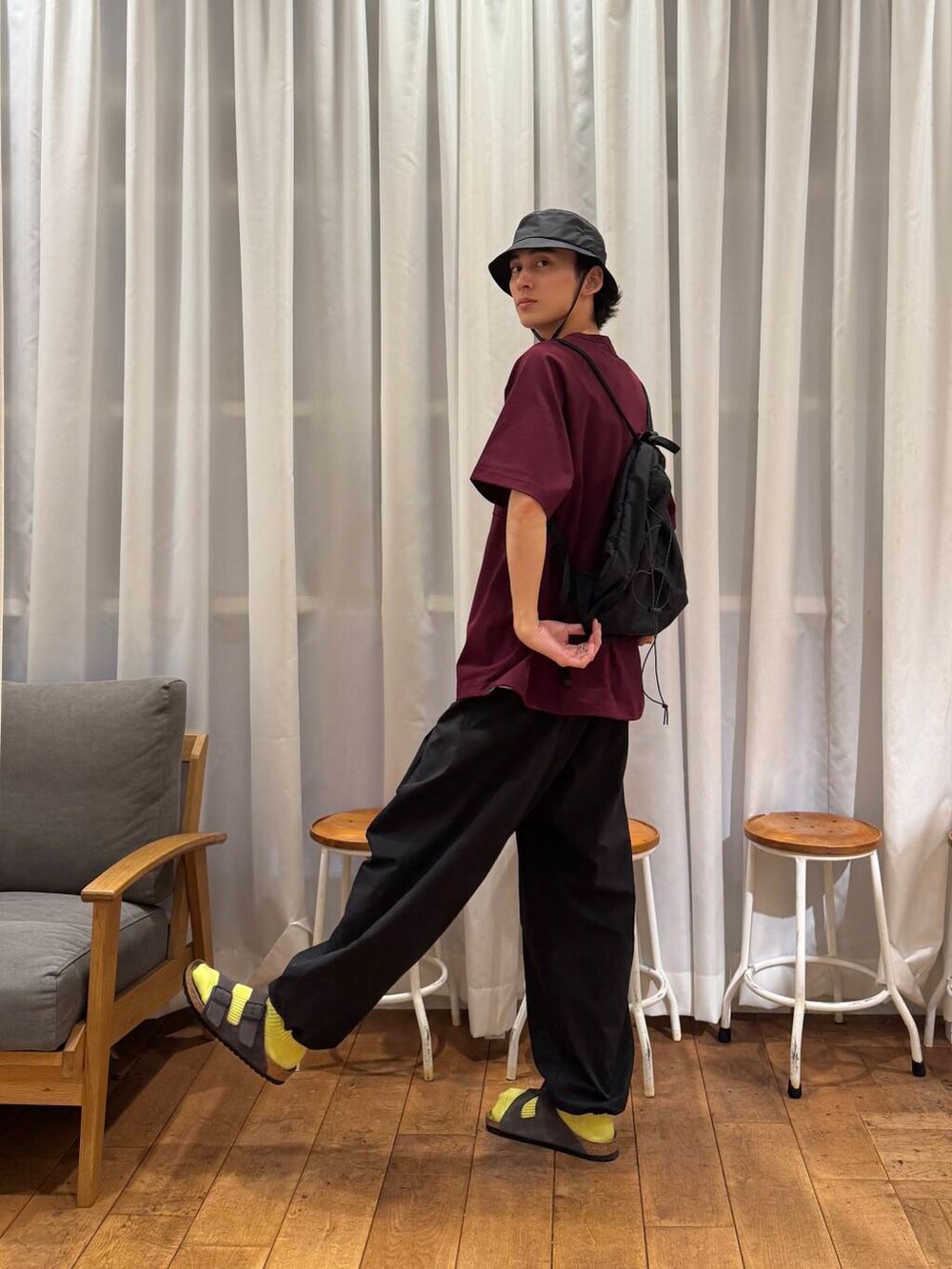 ブラック系のその他パンツ、ブラック系のバックパック/リュック、グレー系のサンダルを着用したメンズの夏コーディネートの2枚目の写真