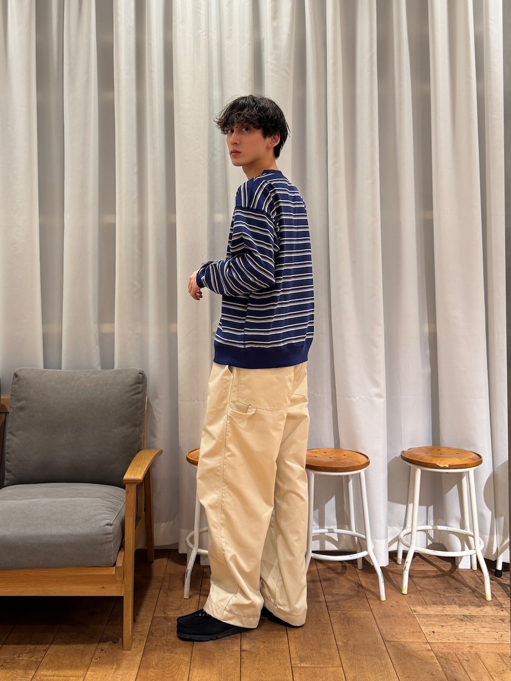 ホワイト系のその他パンツ、ブラック系のブーツ、ブルー系のスウェットを着用したメンズの春コーディネートの5枚目の写真